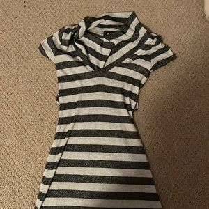 Fitting dress with loose neck